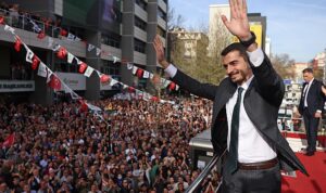 baskan-huseyin-can-guner-secim-zaferini-cankayalilarla-kutladi-f2sxBSdb.jpg