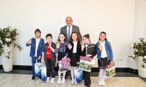 baskan-ibrahim-sandikcidan-miniklere-hediye-RGrfZOzY.jpg