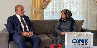 baskan-ibrahim-sandikcidan-sehit-annelerine-ziyaret.jpg