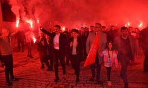 baskan-kirgoz-baba-ocagi-salihlere-1300-aracli-konvoyla-cikarma-yapti-6jBwgWlw.jpg