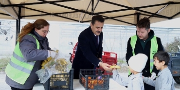 baskan-kirgozden-ogrencilere-taze-meyve-ikrami.jpg