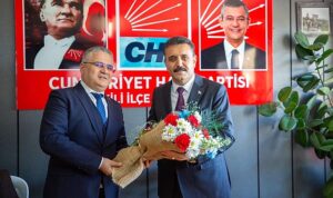 baskan-kirgozun-ilce-ziyareti-mitinge-donustu-IrkiQKVc.jpg