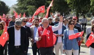 baskan-mehmet-ertas-1-mayista-iscilerle-beraber-yurudu-x7piXHS5.jpg