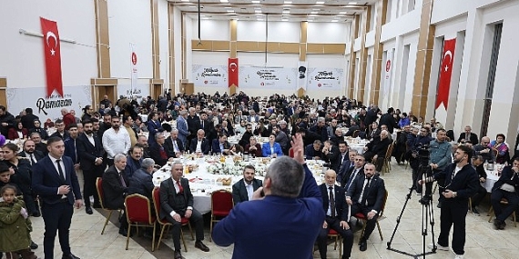 baskan-mesut-ozarslan-corumlulari-iftarda-agirladi.jpg