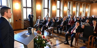 baskan-muhittin-bocek-kybele-odulunu-aldi.jpg