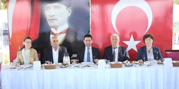 baskan-onal-muhtarlarla-bulustu-bayrakli-icin-gece-gunduz-calisiyoruz.jpg