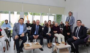 baskan-sadi-ozdemirden-huzurevindeki-annelere-surpriz-ziyaret-ONfhrHGw.jpg