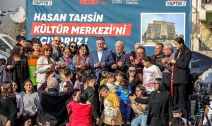 baskan-sandal-basimiz-dik-alnimiz-ak-ZO7GTi5S.jpg