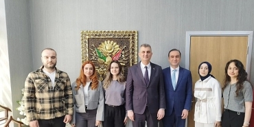 baskan-sezer-saglik-calisanlarinin-tip-bayramini-kutladi.jpg