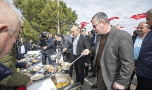 baskan-soyer-dede-bayiri-hayrinda-lokma-dagitti-qyYl9Quy.jpg