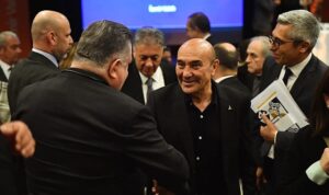 baskan-soyer-izmir-vakfinin-genel-kuruluna-katildi-emekleme-donemi-geride-kaldi-QPxPfzgh.jpg