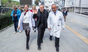 baskan-soyer-saglik-calisanlarinin-bayramini-kutladi-krvwxxzu.jpg
