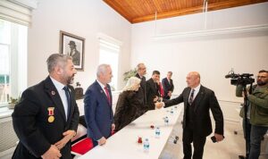baskan-soyer-sehit-aileleri-ve-gazi-derneklerinin-temsilcilerini-agirladi-sizler-icin-ne-yapsak-az-1eHHOZCB.jpg