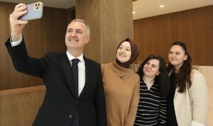 baskan-tabandan-kadin-personele-8-mart-jesti-WzAjSfZE.jpg