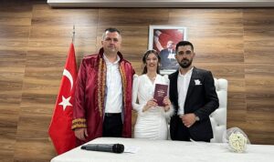 baskan-tasyasan-ilk-nikahini-kiydi-g8IwTmAK.jpg