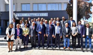baskan-tugay-bayramin-ilk-gunu-urla-ve-cesmede-yurttaslarla-bulustu-5YCgpQey.jpg
