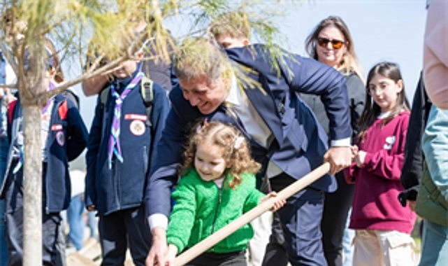 Başkan Tugay çocuklara verdiği sözü tuttu, fidanlar toprakla buluştu