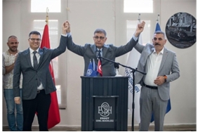baskan-tugay-eshot-personeliyle-bayramlasti.jpg