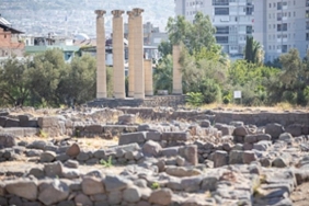 baskan-tugay-smyrna-kazilarini-inceledi.jpg