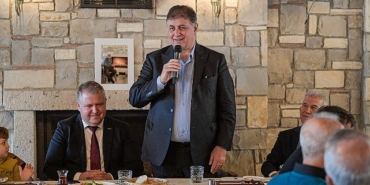 baskan-tugay-urlada-muhtarlar-ve-meclis-uyeleri-ile-bulustu-urlayi-gozumuz-gibi-korumaliyiz.jpg
