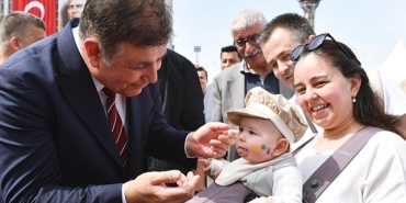 baskan-tugay-vadetti-uyguladi-yuzler-guldu-izmirli-kadinlarin-anne-kart-mutlulugu.jpg