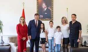 baskan-tugayin-emanet-ettigi-koltukta-sarkili-mesaj-mlpnALO1.jpg