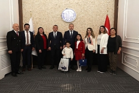 baskan-uzun-makamini-cocuk-baskana-devretti.jpg