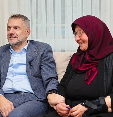 Başkan Vekili Akın’dan yaşlılara büyük vefa