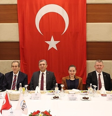 baskan-vekili-ozdemir-is-dunyasi-ile-iftarda-bir-araya-geldi.jpg