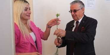 baskandan-topaloglundan-saglik-calisanlarina-karanfil.jpg