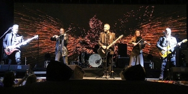bayindir-26-uluslararasi-cicek-festivalinin-2-gununde-haluk-levent-ruzgari-esti.jpg