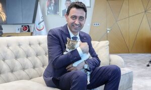 bayrakli-belediye-baskani-irfan-onal-yarali-kediye-sahip-cikti-sahiplenme-cagrisi-yapti-e1mKNaDm.jpg