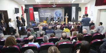 bayrakli-belediyesinden-dijital-dunyada-insan-haklari-paneli-baskan-onal-esit-adil-ve-ozgur-bir-dunya-diliyorum.jpg