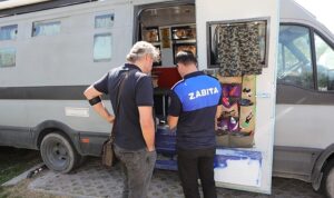 bayraklida-karavan-isgaline-zabita-engeli-xhe5NfMW.jpg