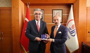 bayrampasada-chp-donemi-baskan-hasan-mutlu-mazbatasini-alarak-goreve-basladi-RR39OKPN.jpg