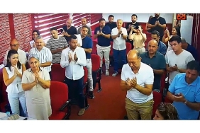 belediye-meclisinde-dayanisma-mesaji-ayakta-alkislandilar.jpg