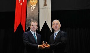 bergama-belediyesinde-devir-teslim-toreni-dr-tanju-celik-mazbatasini-aldi-reahMLxu.jpg
