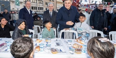 bergamanin-iftar-sofrasi-tip-bayraminda-doktor-baskanlari-bulusturdu.jpg