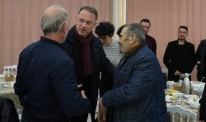beylikduzu-belediye-baskani-mehmet-murat-calik-ramazan-ayinin-ilk-sahurunu-yakuplu-mahallesindeki-komsulariyla-yapti-rz2tadlY.jpg