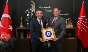 bir-takim-temaslar-icin-ankaraya-giden-menderes-belediye-baskani-ilkay-cicek-chp-genel-baskani-8yNuYJOw.jpg