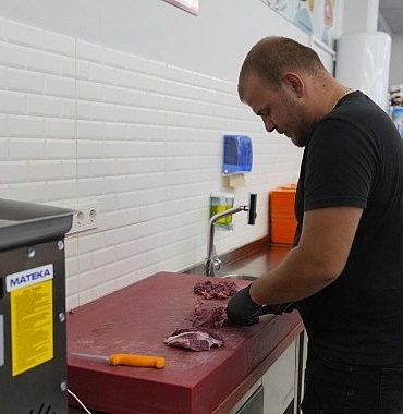 Burhaniye Belediyesi Halk Market ile vatandaşların bütçesine destek oluyor