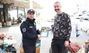 burhaniye-belediyesi-tarafindan-ramazan-ayi-dolayisiyla-bastirilan-5000-adet-imsakiye-vatandasa-dagitiliyor-sdtg1nyZ.jpg