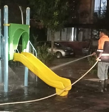 Burhaniye Belediyesi Temizlik İşleri ekipleri 7/24 sahada