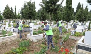 burhaniye-belediyesi-yaklasan-ramazan-bayrami-dolayisiyla-ilcede-bulunan-tum-mezarliklarda-bakim-ve-duzenleme-calismalarinda-BbBtHbRf.jpg
