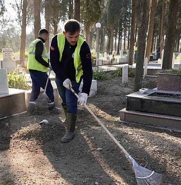 burhaniyede-ramazan-bayrami-oncesi-mezarliklarda-kapsamli-temizlik.jpg