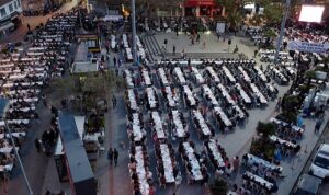burhaniyeliler-kadir-gecesinde-her-yil-oldugu-gibi-bu-yil-da-cumhuriyet-meydaninda-iftarda-bulustu-6xh3RkU4.jpg