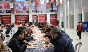 buyuksehir-belediyesi-ataturk-spor-salonunda-iftar-sofrasi-kurdu-MSu9VJi5.jpg