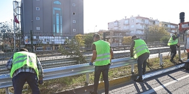 buyuksehirden-gazi-bulvarinda-otokorkuluk-calismasi.jpg