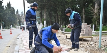 buyuksehirden-mezarliklarda-bayram-oncesi-bakim-ve-temizlik-seferberligi.jpg