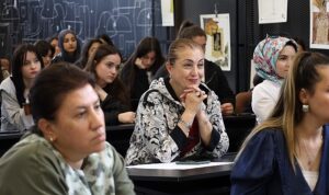 buyuksehirin-seka-ihtisas-merkezindeki-moda-akademisinde-cihan-nacar-gelecegin-modacilariyla-bulustu-eOy1UVHB.jpg